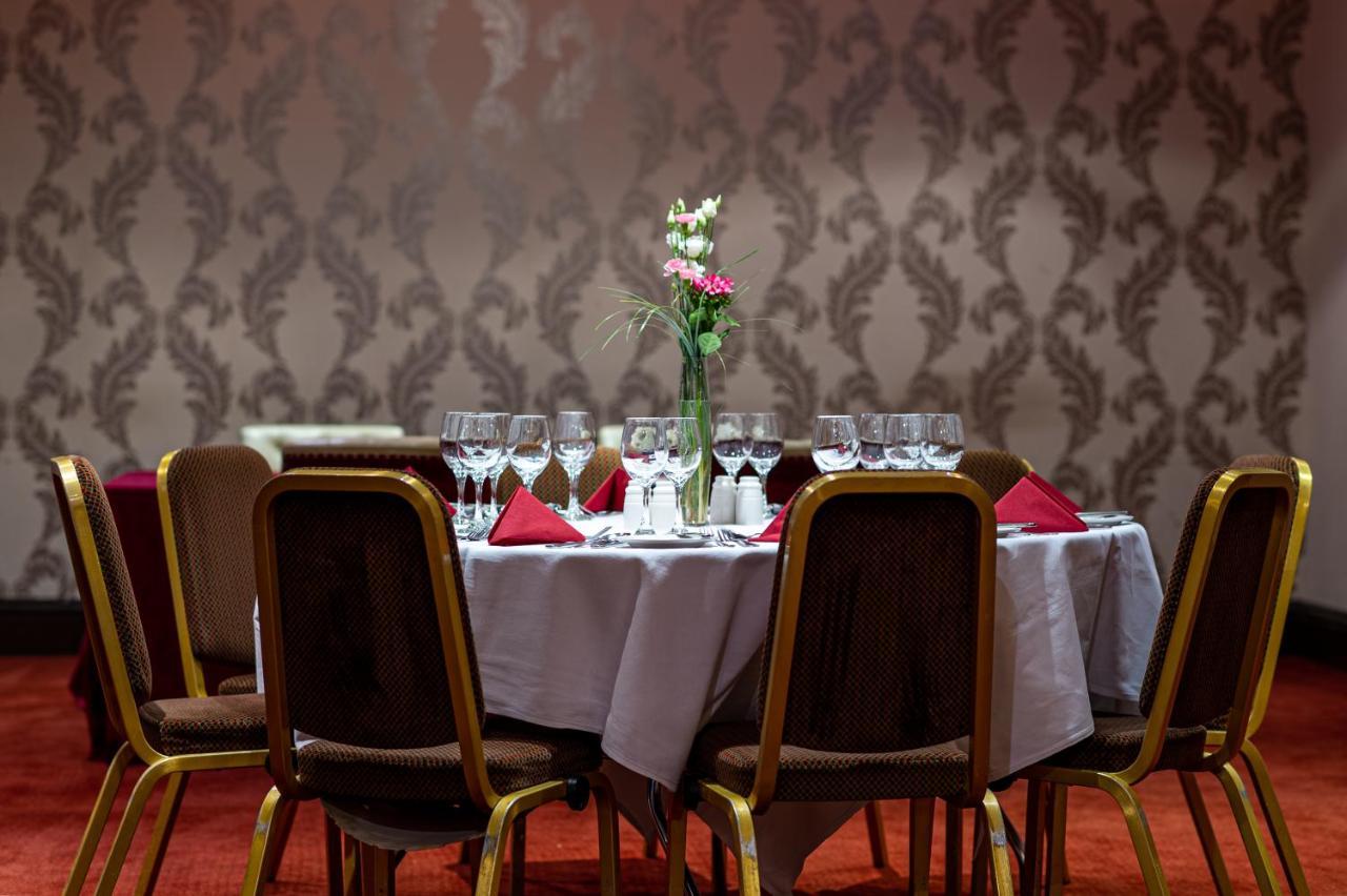 The Carraig Hotel Carrick on Suir Bagian luar foto