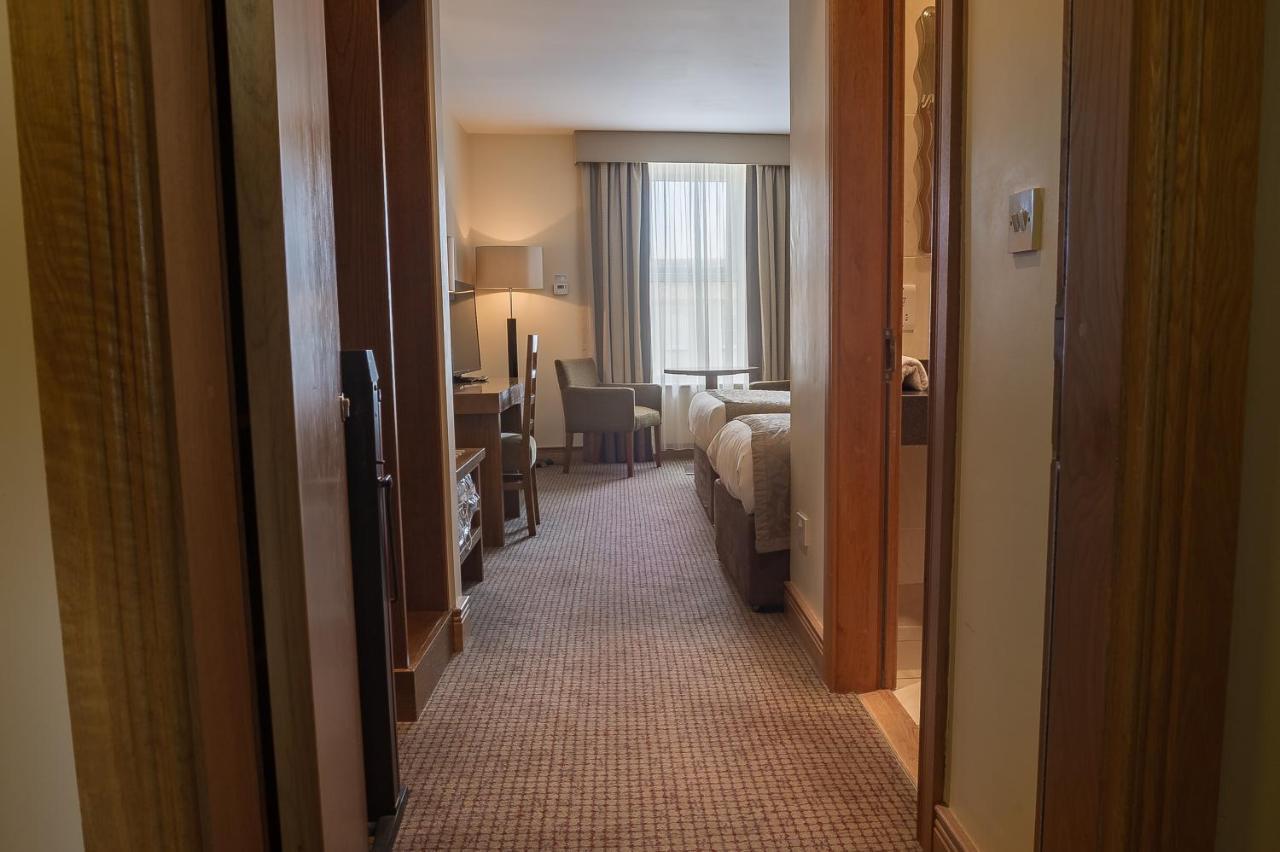 The Carraig Hotel Carrick on Suir Bagian luar foto