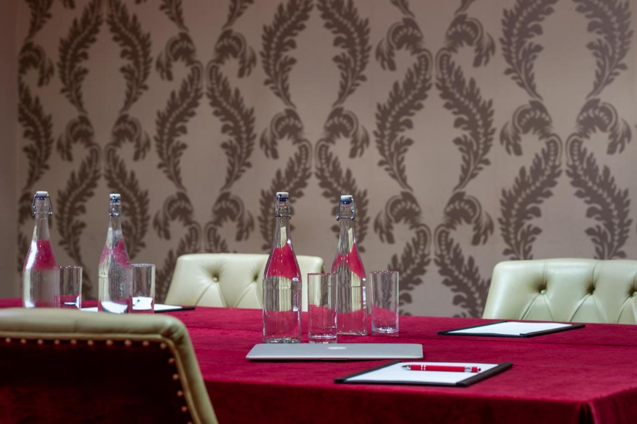The Carraig Hotel Carrick on Suir Bagian luar foto