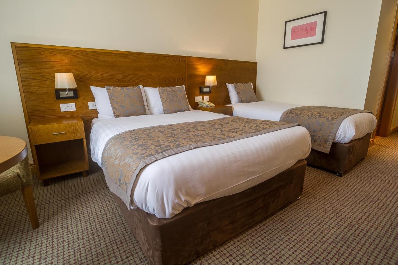 The Carraig Hotel Carrick on Suir Bagian luar foto